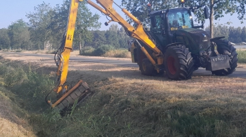 Trekker met herder en klepelmaaier